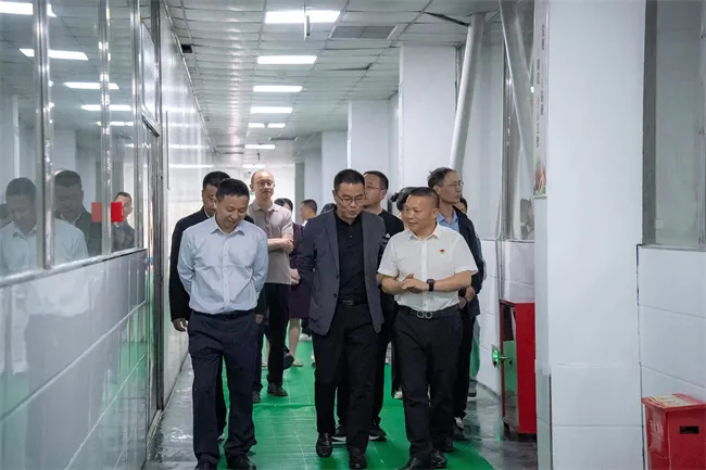深入车间了解企业生产情况。巫溪县人大常委会办公室供图