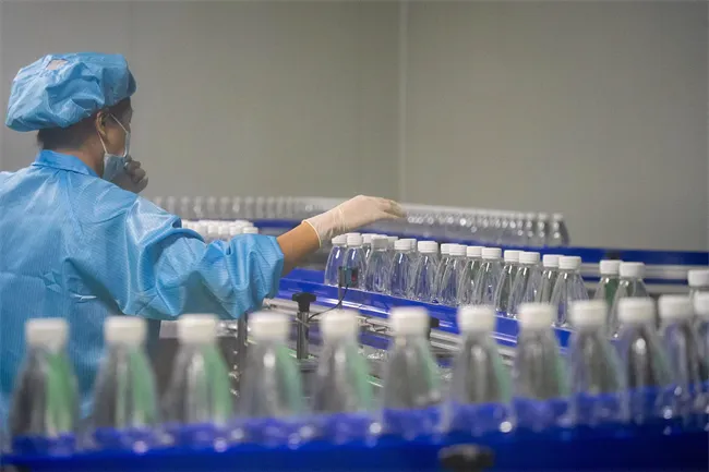 天美水业生产线。巫溪县人大常委会办公室供图