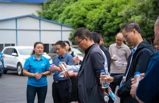 两地人大常委会在天美水业考察调研。巫溪县人大常委会办公室供图